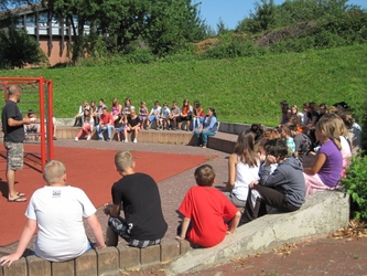 Kinder auf dem Hof der Weschnitztalschule