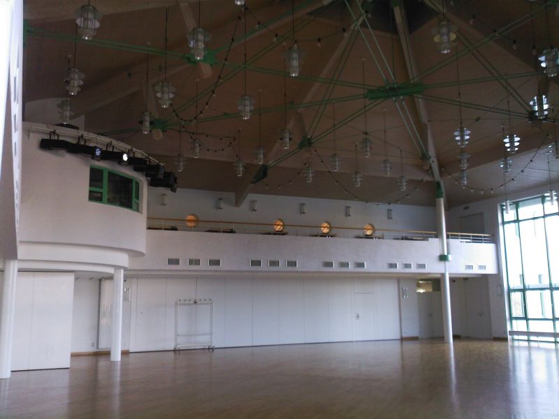 Leerer Hauptsaal im Bürgerhaus mit Linkem Oberrang